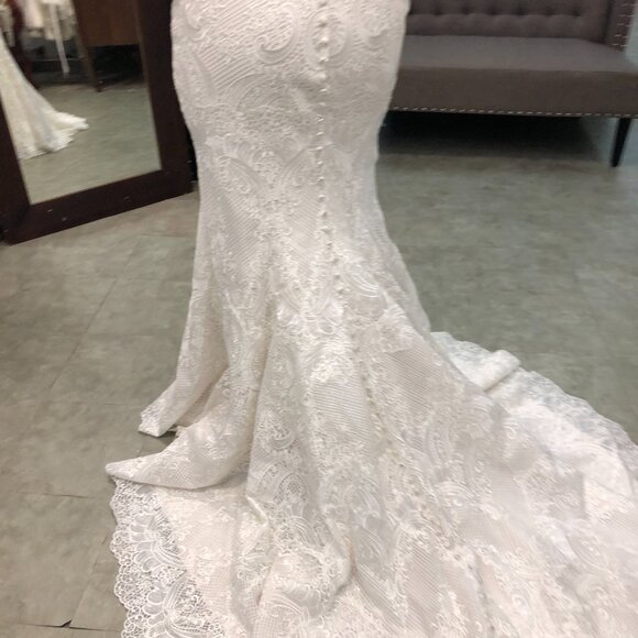 Mermaid Lace IVORY Wedding Dress, Plunging Vneck, Fitted Bum Sexy Fit & Flare - Picture 4 of 12